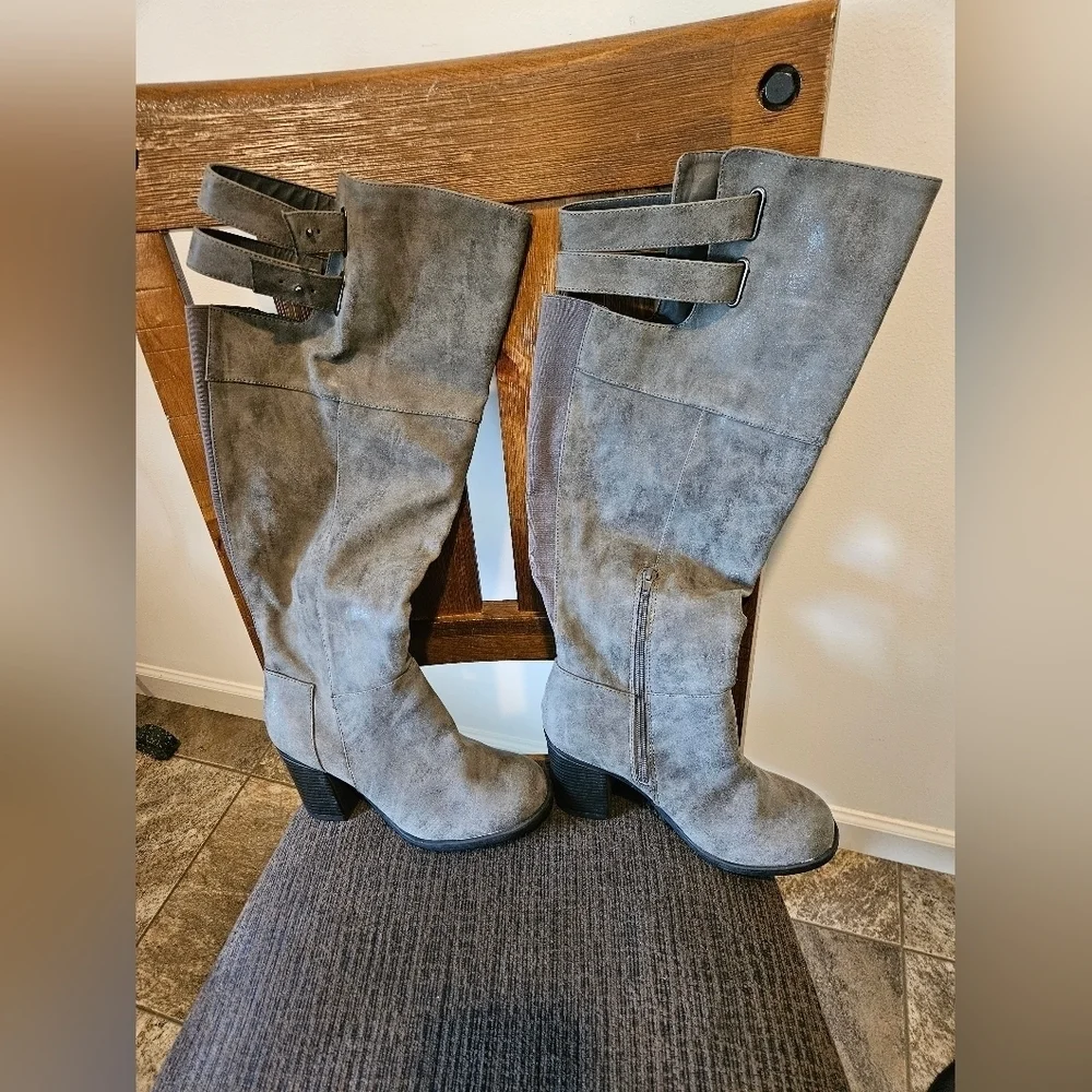 NWT WOMEN'S GREY DISTRESSED DOUBLE STRAP OVER THE KNEE HEELED BOOTS SIZE 8W